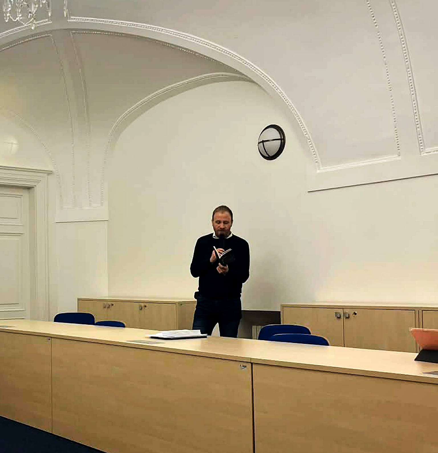 Ozvěny z jeskyně: autorské čtení Jakuba Kostelníka